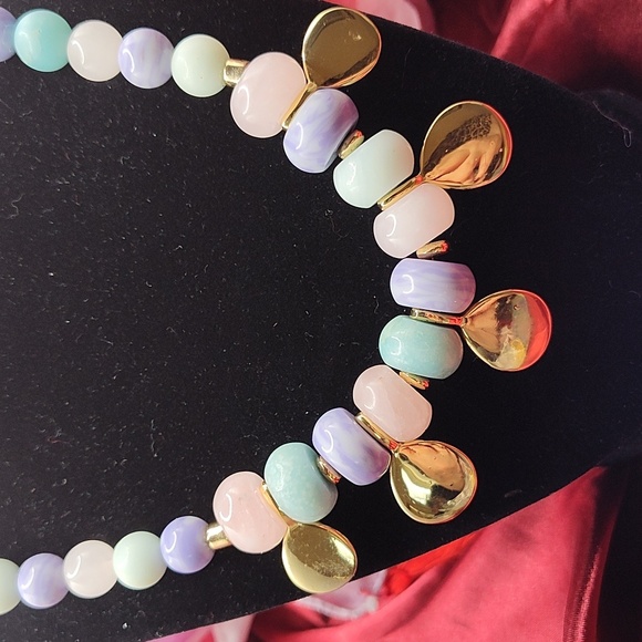 Vintage Talbots Stone/Glass Bead Gold Tone Paddle Charms Toggle Closure Necklace - Picture 3 of 7